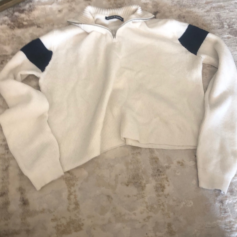 Brandy Melville- Pull over Sweater